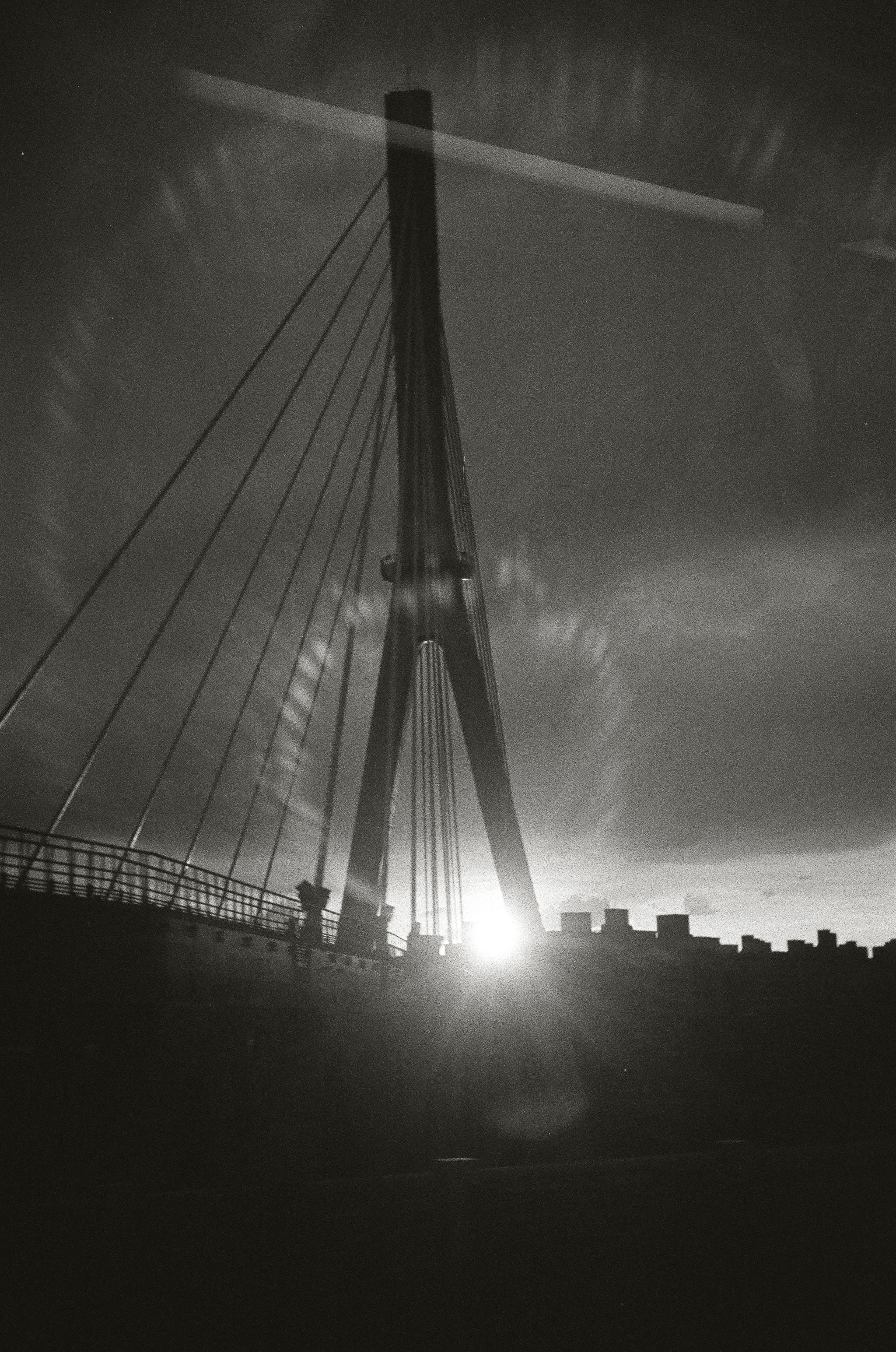 斜張橋逆光剪影