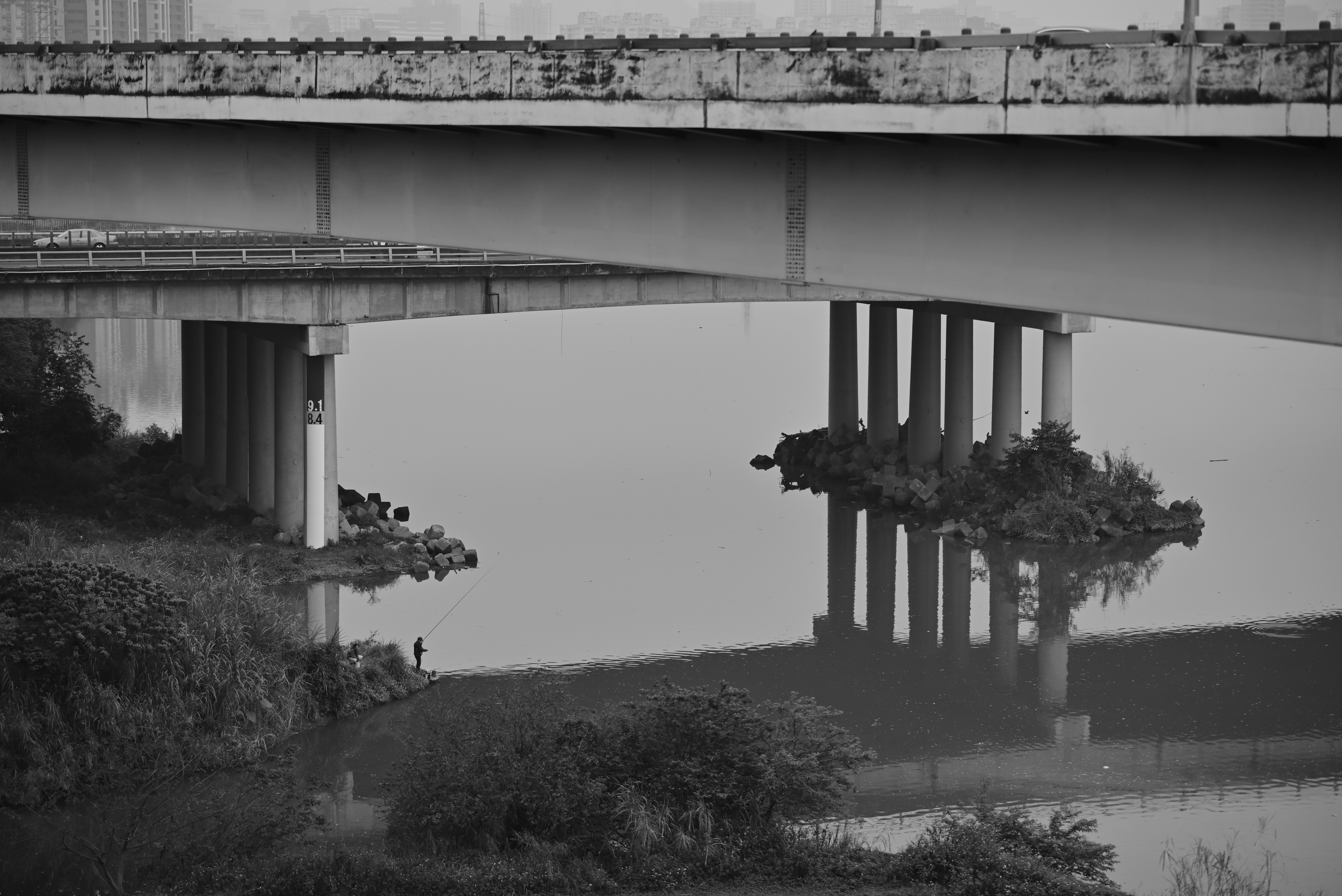 河岸橋墩與釣客